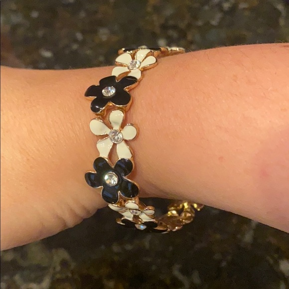 Black and White Flower Stretch Bracelet - Picture 3 of 6